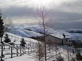 01 Alla partenza il sole cerca posto tra le nuvole